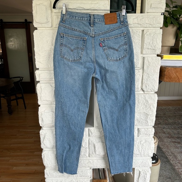 Levi’s Premium Mom Jean Straight Tapered Leg Raw Hem Medium Wash Denim Sz 26 - Picture 9 of 11